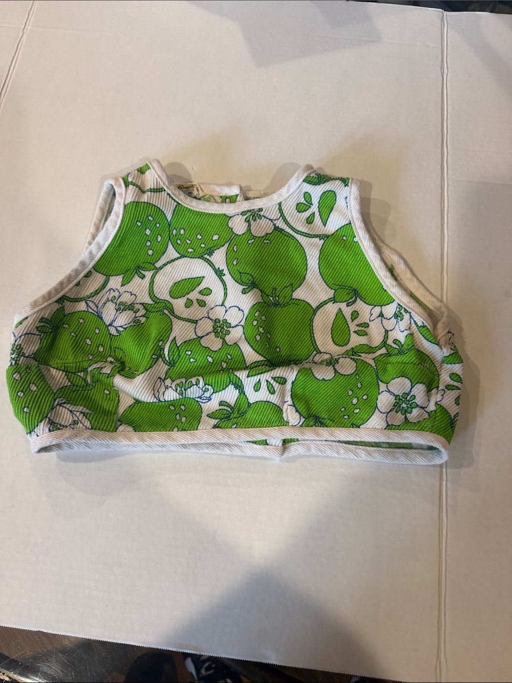 Vintage women’s Green Apple Print Crop Tank Top